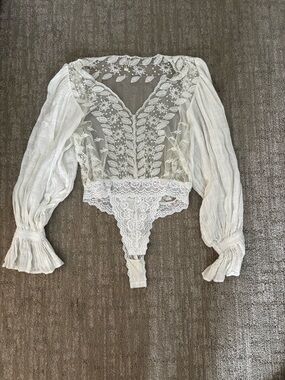 Free People White Lace V-Neck Long Sleeve Bodysuit Top